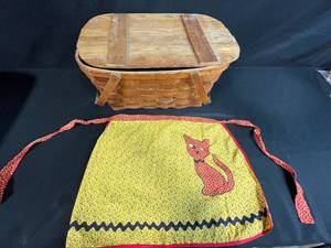 lot 166 image: Wov-N-Wood Picnic Basket with Cat Print Apron