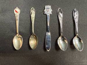 lot 186 image: Set of 5 Collectible Souvenir Spoons Assorted States and Themes