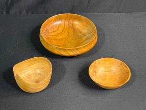 lot 199 image: Signed Set of 3 Hand-Turned Wooden Bowls by H.W. Himes and Dick Rochester