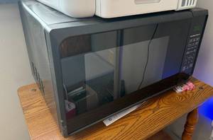 lot 84 image: Hamilton Beach 900W Microwave Oven with Digital Controls