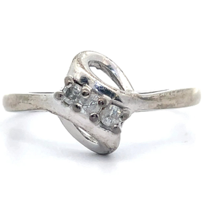 lot 18 image: Natural Diamond Three-Stone Ribbon Ring in White Gold VIDEO