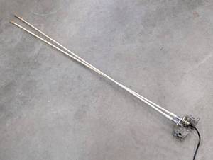 lot 39 image: Dual Element Antenna with Mounting Bracket