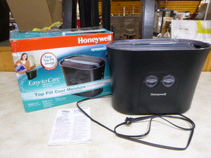 lot 16 image: Honeywell Top Fill Cool Moisture Humidifier