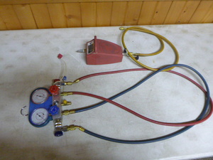 lot 17 image: Gauge Set and Vacuum Pump