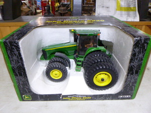 Ertl John Deere 8520 Die-Cast Tractor