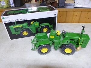 lot 25 image: Ertl Precision Classics John Deere 8020 Die-Cast Tractor