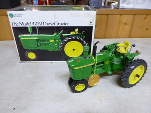 lot 26 image: Ertl Precision Classics John Deere 4020 Die-Cast Diesel Tractor