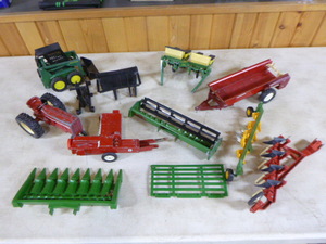 lot 31 image: Lot of Small Die-Cast Toys
