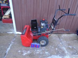 Murry 5/24 snow blower with electric start. Used condition. Tested & works. As shown.