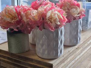 lot 430 image: Lot of (4) Silk Faux Flower Arrangement in White Ceramic Vase (pinkwhite)