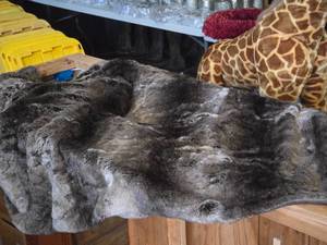 lot 489 image: Faux Fur Blanket  Throw Rug 5 x 4