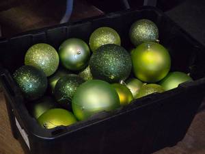 lot 493 image: Lot of (1 Tub) Christmas Ball Ornaments (assorted)