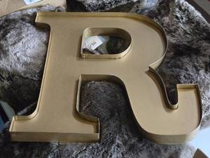 lot 964 image: Metal Letter R 21 x 20