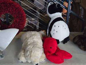 lot 957 image: Lot of (3) Stuffed Animals - 24 Penguin, 20 Lobster, 24 Polar Bear
