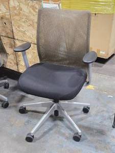 lot 256 image: Rolling Office Armchair