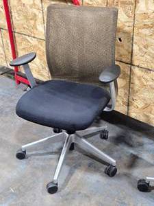 lot 257 image: Rolling Office Armchair