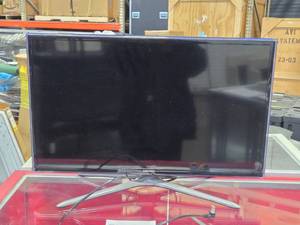 lot 274 image: Samsung 32 TV UN32F6300 and Stand and Power Cord