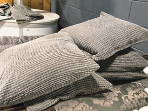lot 326 image: Lot of (5) 18 Courduroy Covered Throw Pillow (grey)