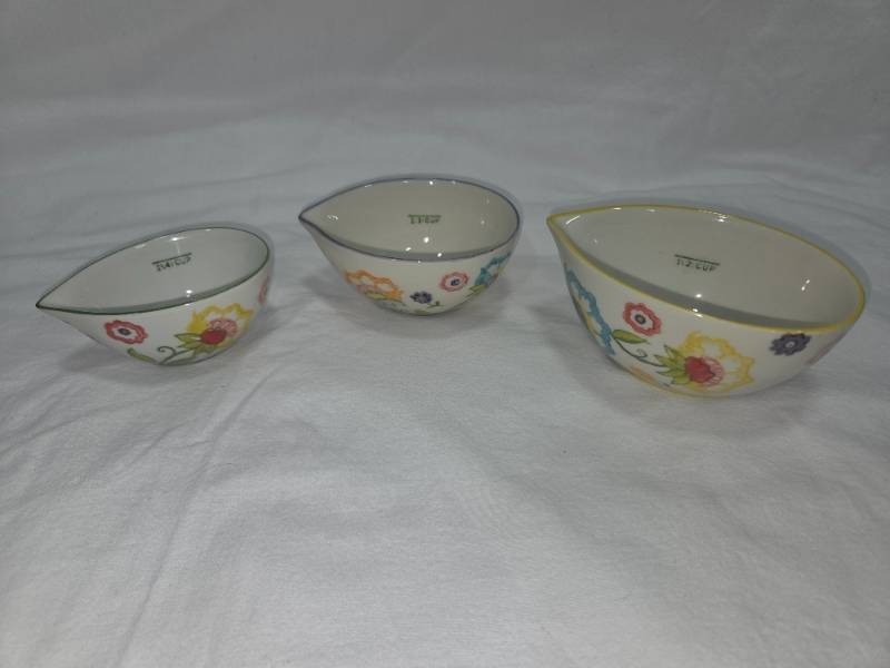 lot 193 image: Pier 1 Measuring Cups