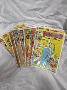 lot 286 image: Lot of 8 Richie Rich Comics