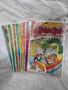 lot 287 image: Lot of 8 Richie Rich Comics