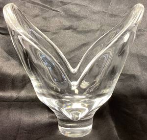 lot 9 image: Steuben Art Glass Vase - 6.5 H