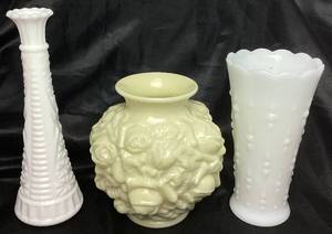 lot 24 image: Milk and Custard Vase Bundle