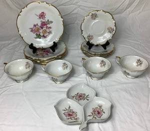 lot 19 image: Vintage Schumann Arzberg Wild Rose China Set and Mitterteich Bavaria 3 Part Relish Dish