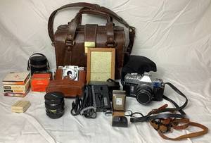 lot 11 image: Vintage Camera Bundle