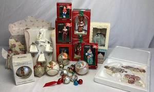 lot 59 image: Collection of Vintage Christmas Ornaments