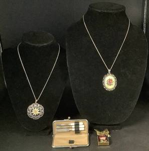 lot 75 image: Vintage Floral Jewelry Bundle