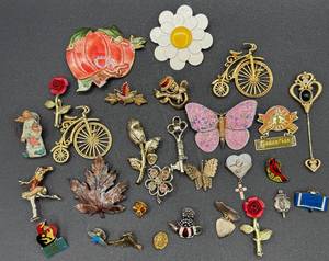 lot 78 image: Mixed Variety of Brooches and Pins