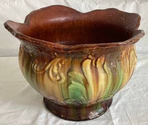lot 114 image: Vintage Majolica Jardiniere Planter Art Nouveau Style with Scalloped Edge
