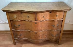 lot 104 image: Antique Oak Serpentine Front 4 Drawer Dresser