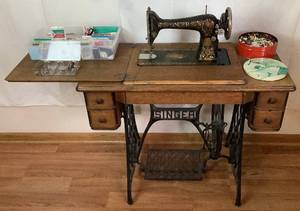 lot 105 image: Antique Early 20th Century Singer Model 66 Sewing Machine