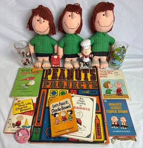 lot 32 image: Charlie Brown Peanuts Collection