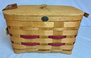 lot 125 image: Peterboro Basket Company Large Picnic Basket with Lid and Leather Handles
