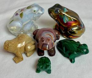 lot 127 image: Glass and Stone Frog Grouping featuring Fenton Art Glass Frogs