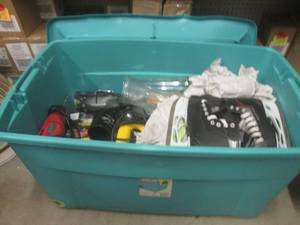 lot 56 image: (FRNT) Large 45 Gallon Tote With As...