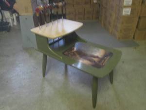 lot 77 image: (EW4) Vintage Golf Theme End Table...