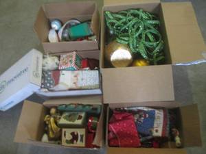 lot 87 image: (EW7) 5 Boxes of Assorted Christmas...