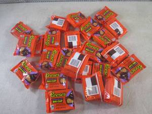 lot 194 image: (B-1) 24 Reeses Chocolate Lava Big ...
