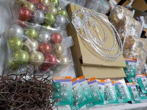 lot 17 image: Holiday Dcor...