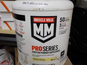 lot 29 image: 32 oz Muscle Milk Pro Series Protei...