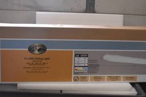lot 3 image: 4 ft LED Light Fixture