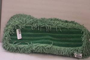 lot 15 image: 18 inch dust mop pads