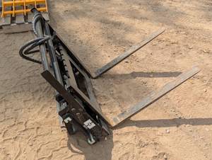Standard Series Adjustable Hydraulic Pallet Fork Attachment - 30" Tines - Mini Skid/Fork