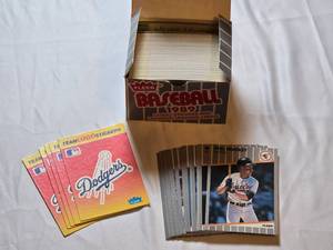 lot 202 image: 1989 Fleer Baseball Cards and Logo Stickers