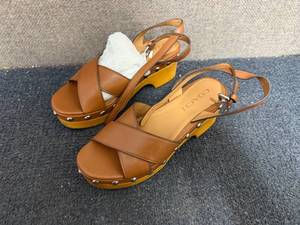 lot 73 image: Womens Coach Astors Shoes - 7.5M