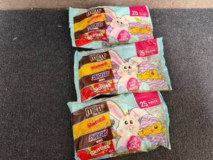 lot 211 image: 3 Bags Of Variety Candy Packs